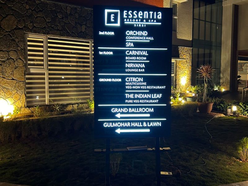 Lit directory pylon listing the resort's halls, restaurants and lawn, floor by floor