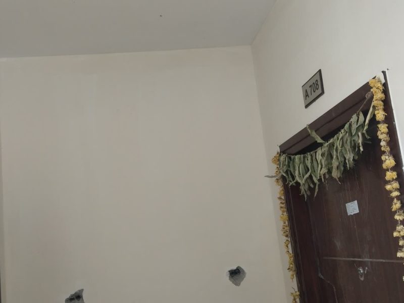 Flat number plates beside two apartment doors